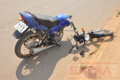 Moto parte ao meio em colisão com carro