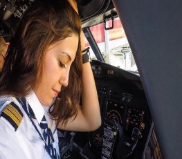 Pilota de avião vira sensação nas redes sociais