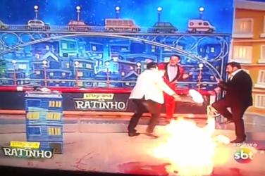 Número com fogo no “Programa do Ratinho” acaba em acidente ao vivo - VÍDEO