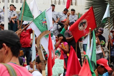 Manifestantes do MST tomam a frente do Palácio do governo para protestar - VÍDEO