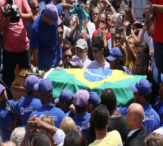 Com hino do tri, Carlos Alberto Torres é enterrado no Rio