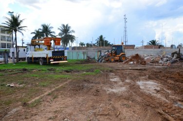 Prefeitura limpa terreno que receberá obras do Hospital Regional 