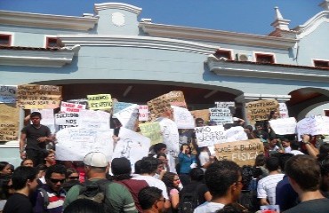 UNIR – Professores e alunos se unem e realizam protesto em frente ao Campus Centro