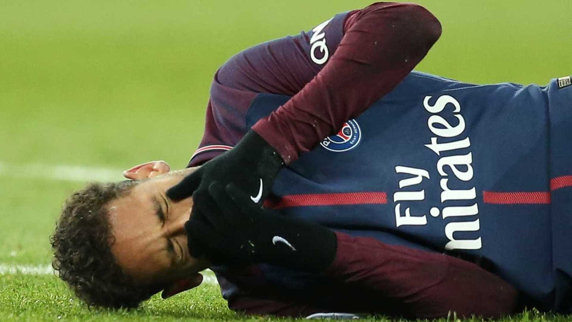 Neymar já está no Brasil; cirurgia será neste sábado