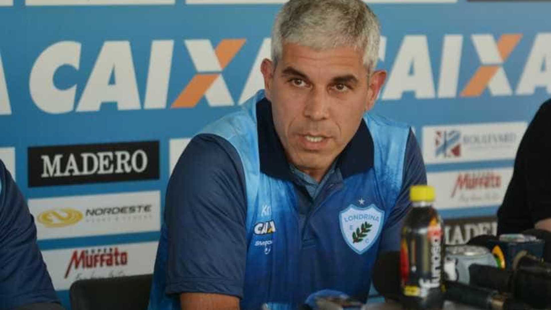 Pentacampeão pela seleção fracassa como técnico e se demite