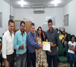 Edson Martins entrega certificados de cursos profissionalizantes