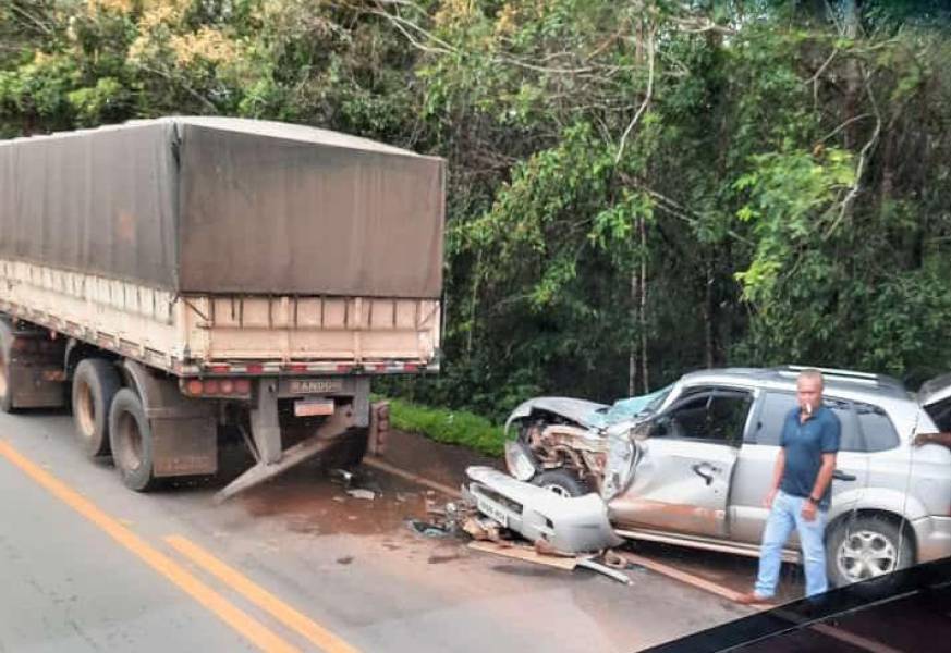 ULTRAPASSAGEM: Acidente envolvendo duas carretas e um carro deixa feridos na BR-364