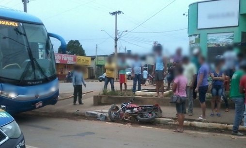 Acidente entre ônibus e moto deixa uma delas gravemente ferida