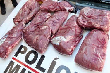 FLAGRANTE - Homem é preso furtando R$ 500,00 em peças de carne de supermercado na zona Sul