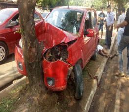 URGENTE: Motorista sofre fratura exposta ao bater em árvore