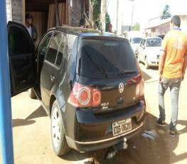 NA CAPITAL - Automóvel invade comércio após colisão em cruzamento 
