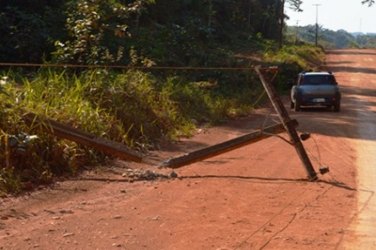 AJUDA - Moradores que estão há mais de 48 horas sem energia reclamam da demora da Eletrobras - VÍDEO