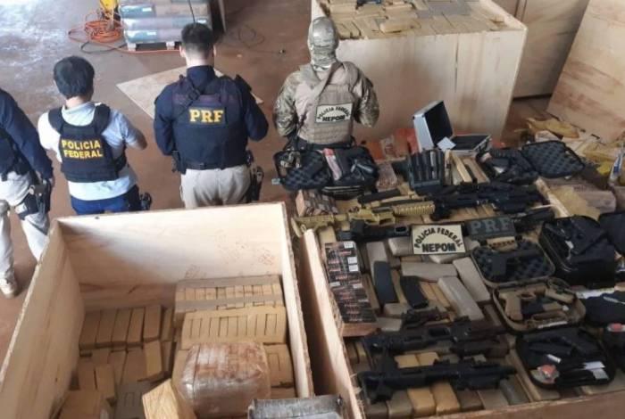 FUZIS E PISTOLA: Polícia Federal e PRF estouram depósito com toneladas de maconha