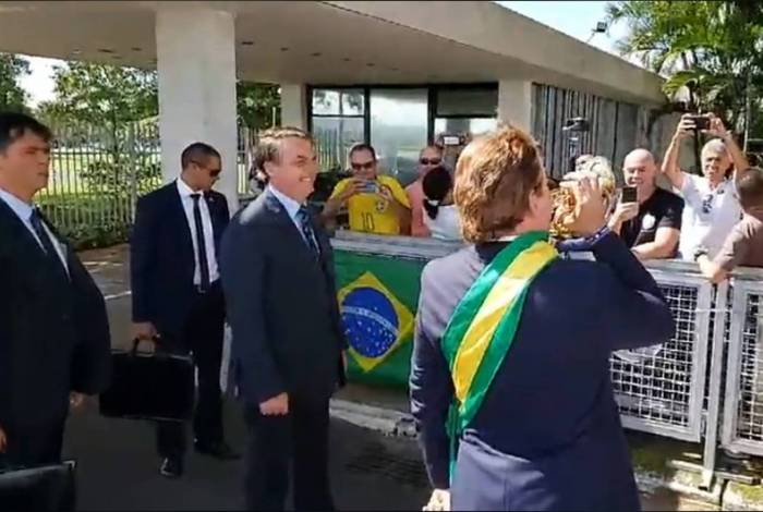 NO PLANALTO: Bolsonaro leva humorista para falar com jornalistas e evita comentar PIB