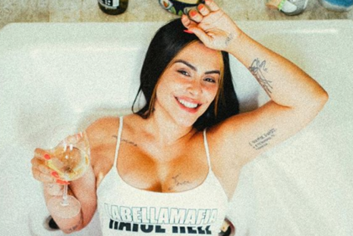 MULHERÃO: Cleo Pires posa de maiô cavado e encanta seguidores