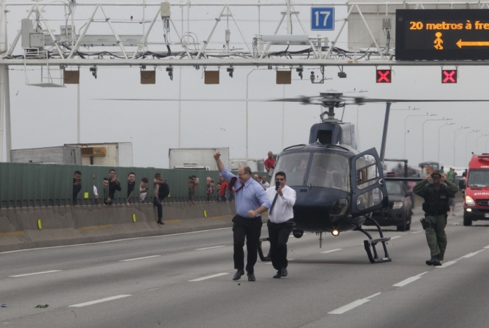 VÍDEO: Witzel chega de helicóptero e comemora ação do Bope na Ponte Rio-Niterói