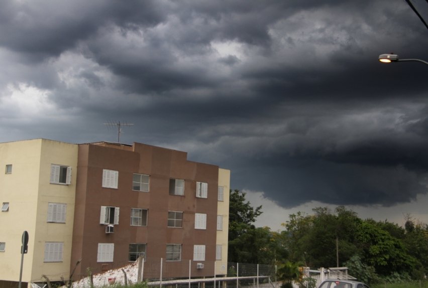 PREVISÃO DO TEMPO: Nuvens carregadas cobrem o céu no fim de semana