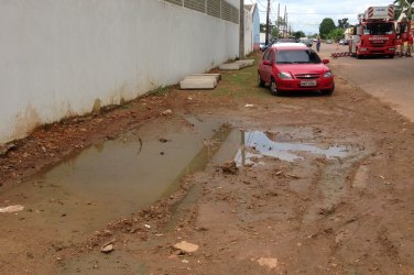 CENA DA CIDADE - Batalhão de Trânsito não possui calçada e 'joga' pedestre na rua