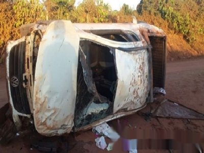 Carros capotam em violenta batida na zona rural