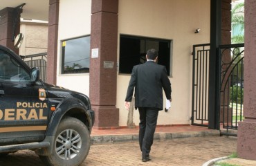 TERMÓPILAS - Oficial de Justiça chega a residência de Valter Araújo para cumprir mandado de prisão - Fotos