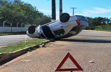 Veículo capota e motorista sai ileso de acidente - Fotos e vídeo