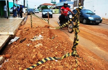 PERIGO – Moradores e comerciantes do bairro São Cristovão buscam solução para buracos criados pela prefeitura – Fotos