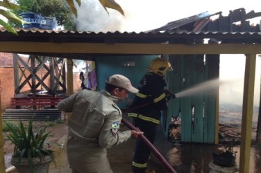 Incêndio consome residência de madeira