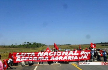 ALVORADA DO OESTE – Sem terras interditam rodovia 429 – Fotos