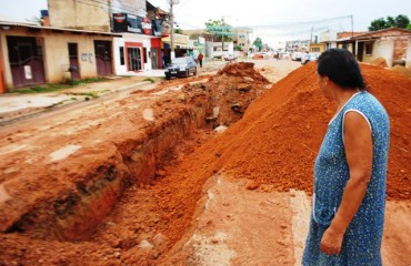 DIGNO DE ELOGIO - Obra da prefeitura deixa moradores sem canalização da fossa e revolta comunidade