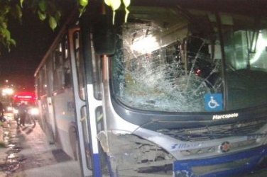 Motociclista colide com ônibus e sofre fratura; carona com suspeita de traumatismo craniano