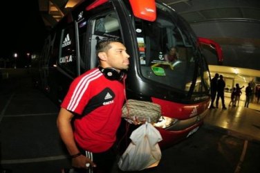 Jogador do Flamengo apanha de torcida após derrota