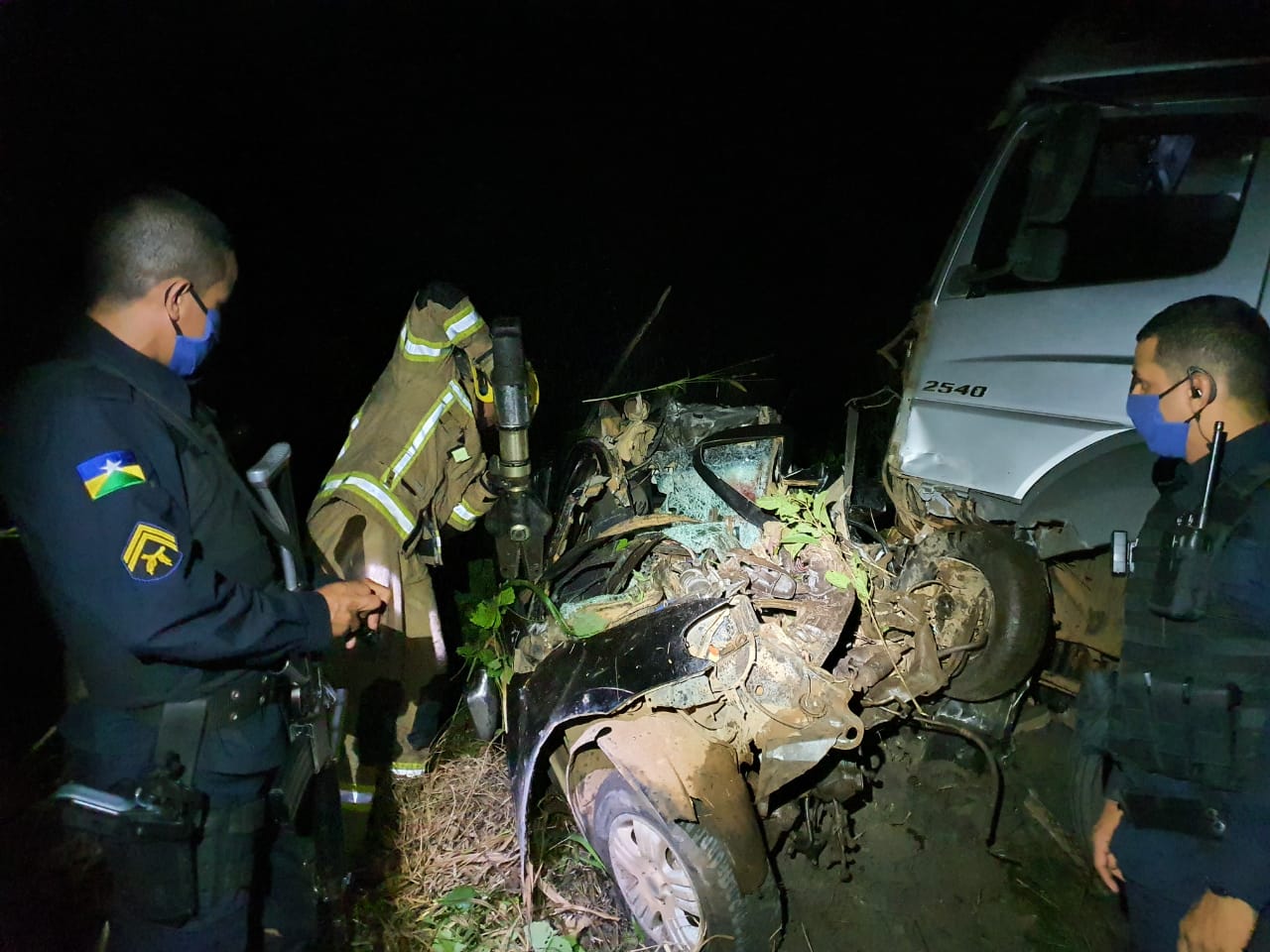 VÍDEO: Motorista morre preso às ferragens após colisão frontal com carreta na BR