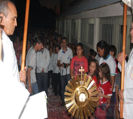 Centenas de fiéis saem às ruas para comemorar Corpus Christi