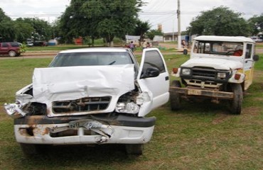 SUCATA AMBULANTE - Toyota da Semusb perde freio e destrói camionete da Polícia Federal