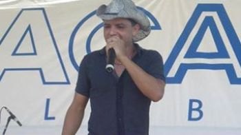 Cantor sertanejo morre eletrocutado durante show