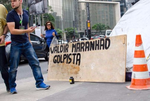 ‘Acampados’ fecham Paulista em protesto à anulação na Câmara