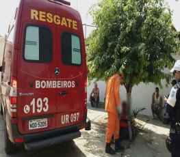 BRIGA POR MULHER: Jovem é derrubado de moto no trânsito e surrado