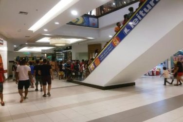 Adolescentes fazem 'Rolezinho' no PVH Shopping