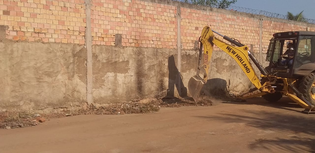 Vereador Alan Queiroz pede e Semusb limpa bairro Tiradentes