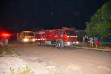 Casa pega fogo e bombeiros são acionados 