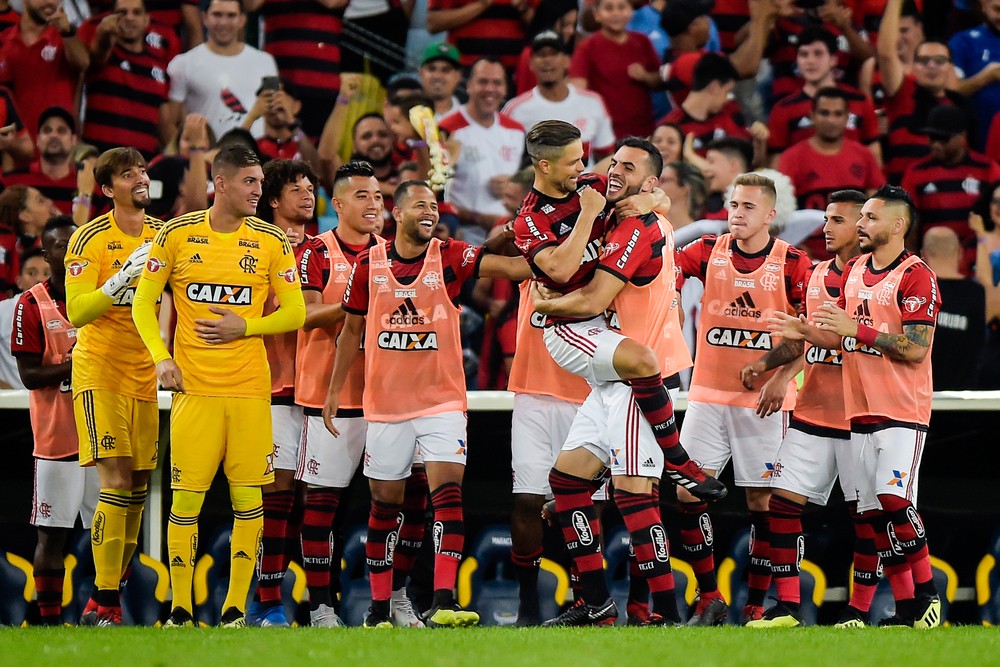 MAGRINHO, MAS ESBELTO: Má pontaria não atrapalha caça ao líder de um Flamengo envolvente no jogo coletivo