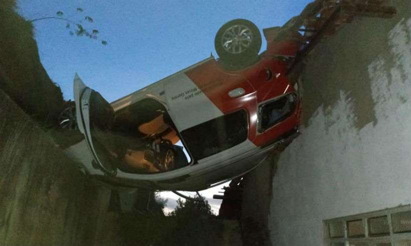 IMPRESSIONANTE: Carro desgovernado capota e para em cima de casa