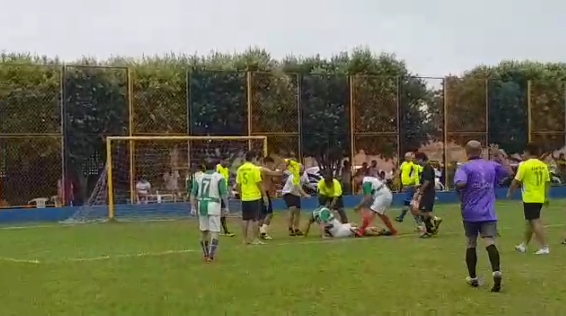 LUTO: Vídeo mostra momento em que servidor público sofre mal súbito e cai dentro de campo