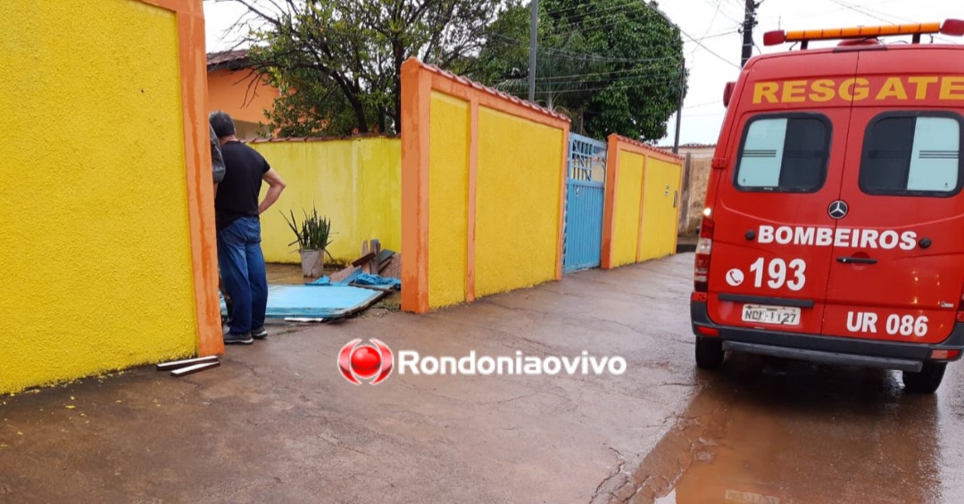 HOSPITALIZADA: Portão desaba na cabeça de moradora em residência na zona Sul