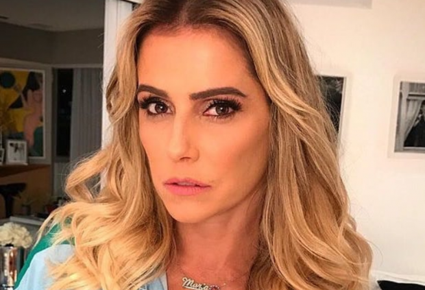 SEM CALCINHA? Deborah Secco exibe corpaço ao ser anunciada rainha de camarote