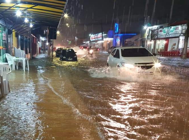 TEMPESTADE: Forte chuva causa estragos e derruba teto da maternidade