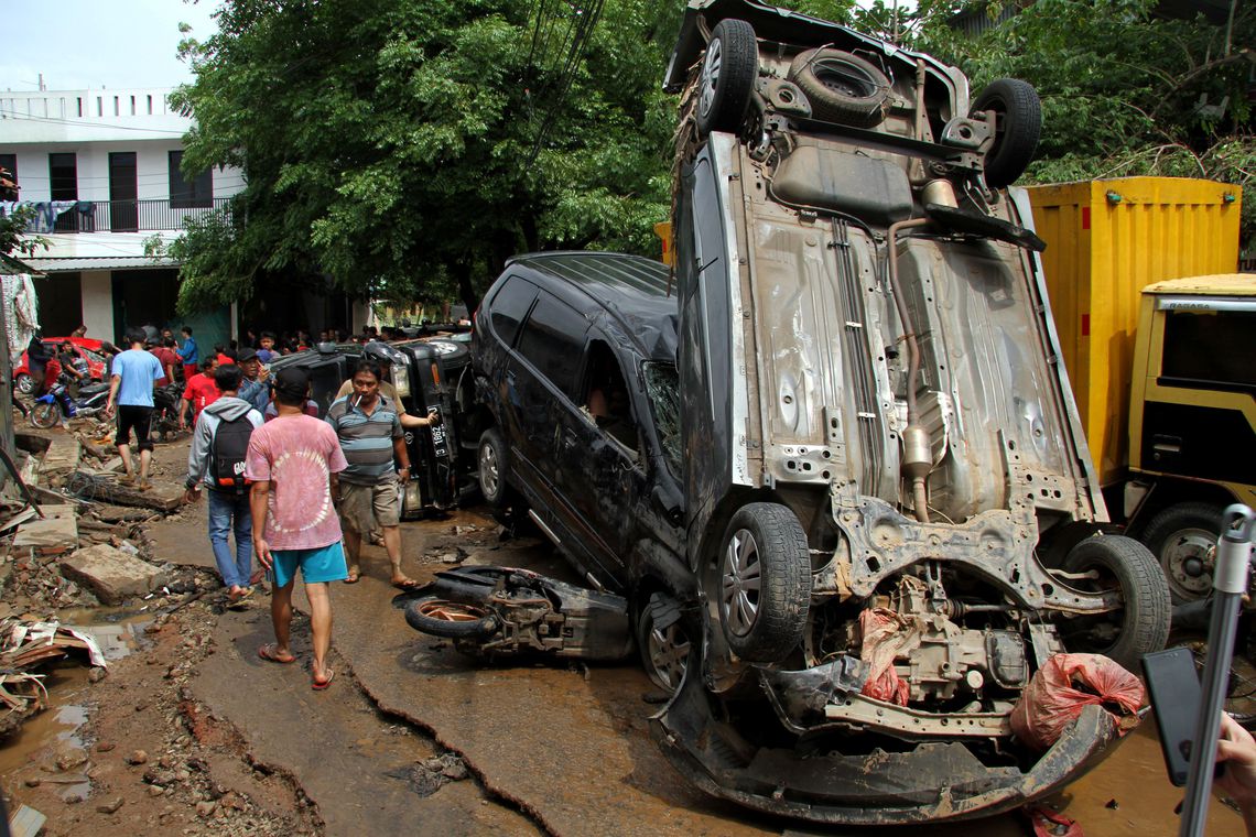 TRAGÉDIA: Pelo menos 16 mortos em inundações na capital da Indonésia