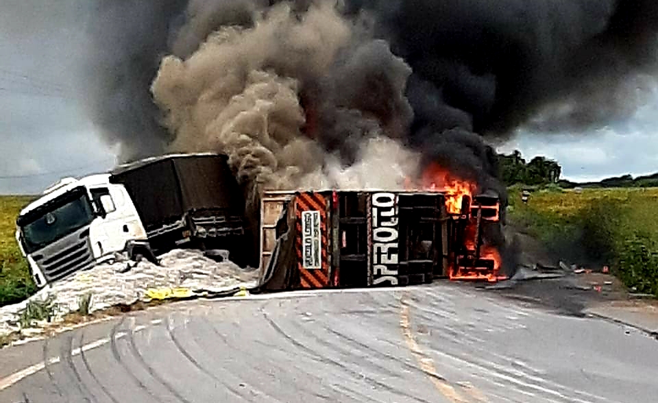 ASSISTA: Carretas pegam fogo após baterem de frente na BR-364 e motoristas se salvam