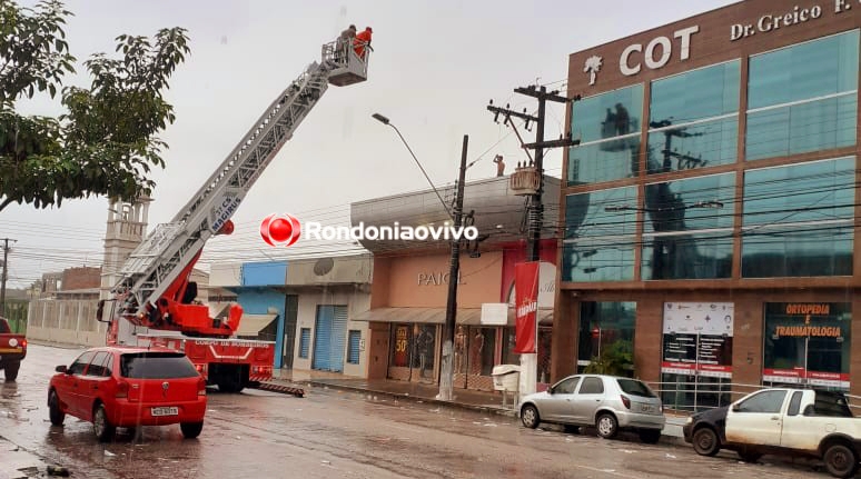 ALUCINADO: Jovem escala telhado de loja e mobiliza equipes da PM e Bombeiros no Centro