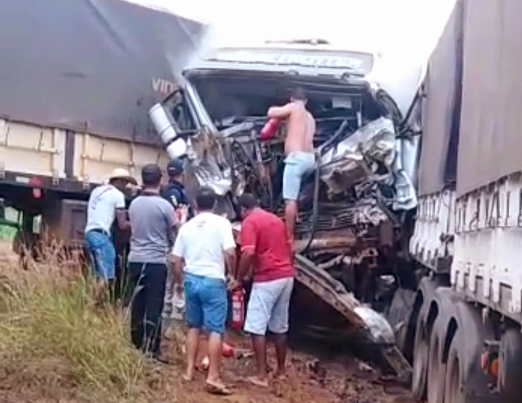 NA BR-364: Acidente entre  quatro carretas deixa motorista em estado gravíssimo - VÍDEO